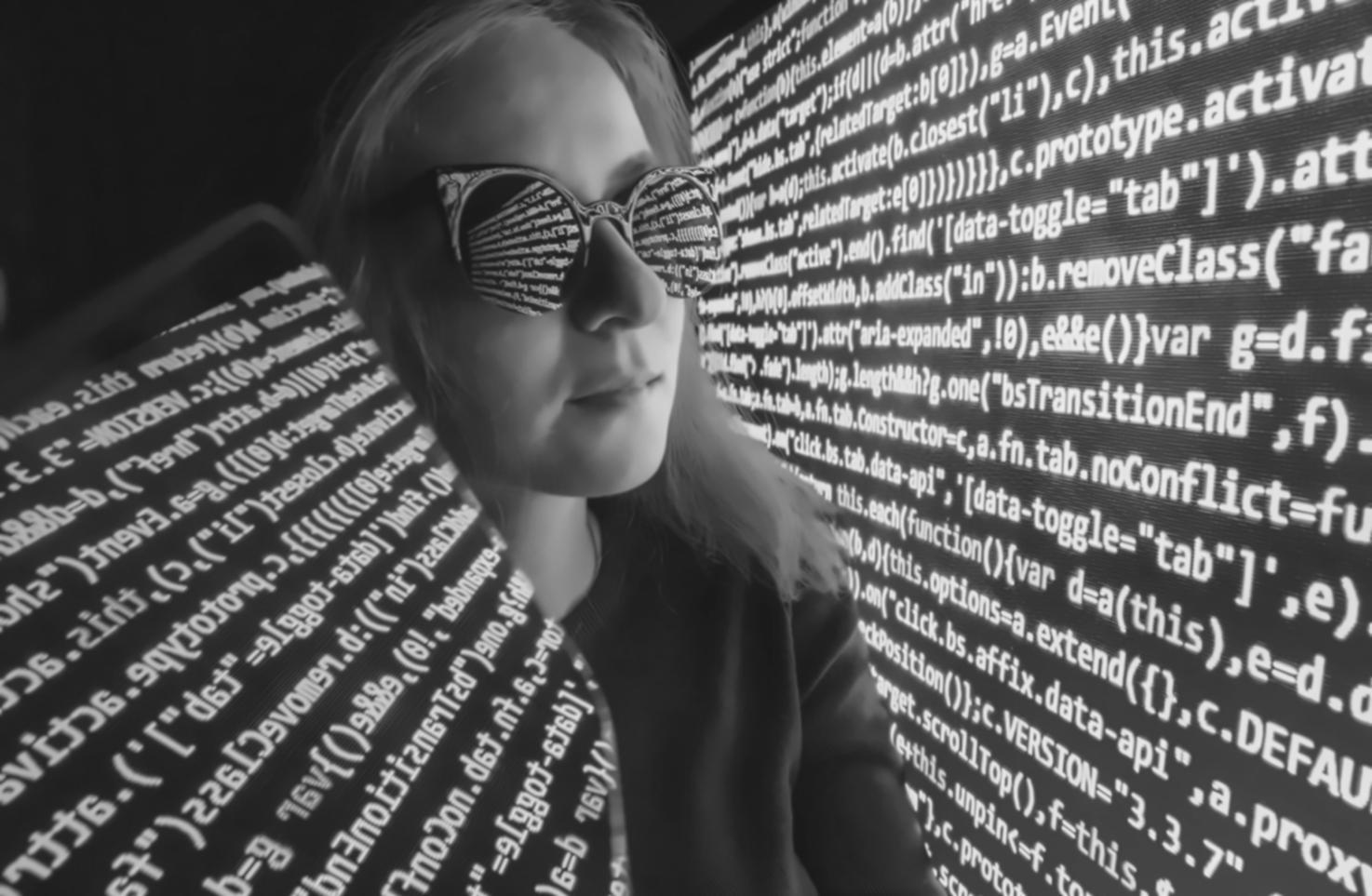 Zespół analizujący dane finansowe na ekranie dashboardu